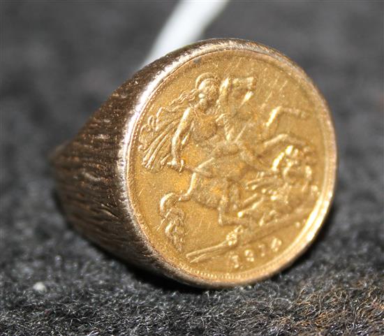 Gold half sovereign ring